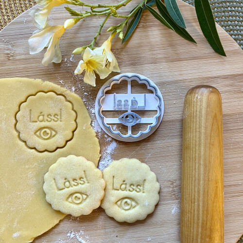 Láss!
